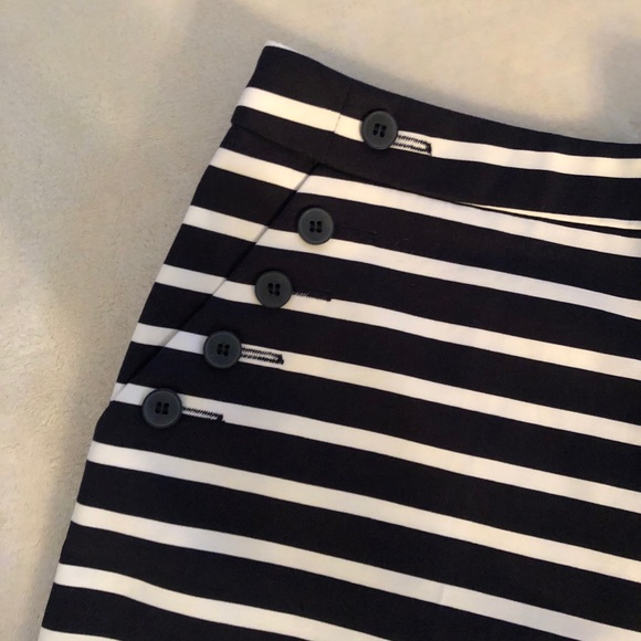 NWT - Blue & white striped shorts - size 8 - Picture 2 of 4
